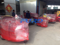 福瑞得機(jī)械座駕壓路機(jī)、大容量灌縫機(jī)，小型灌縫機(jī)包裝完畢準(zhǔn)備發(fā)貨